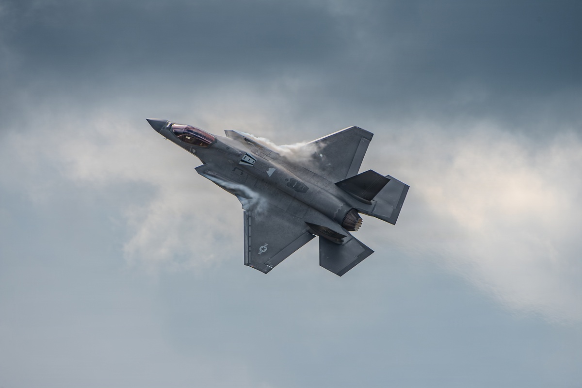 Dos frentes, un mismo avión: Taiwán y Finlandia reciben sus primeros F-16V y F-35A
