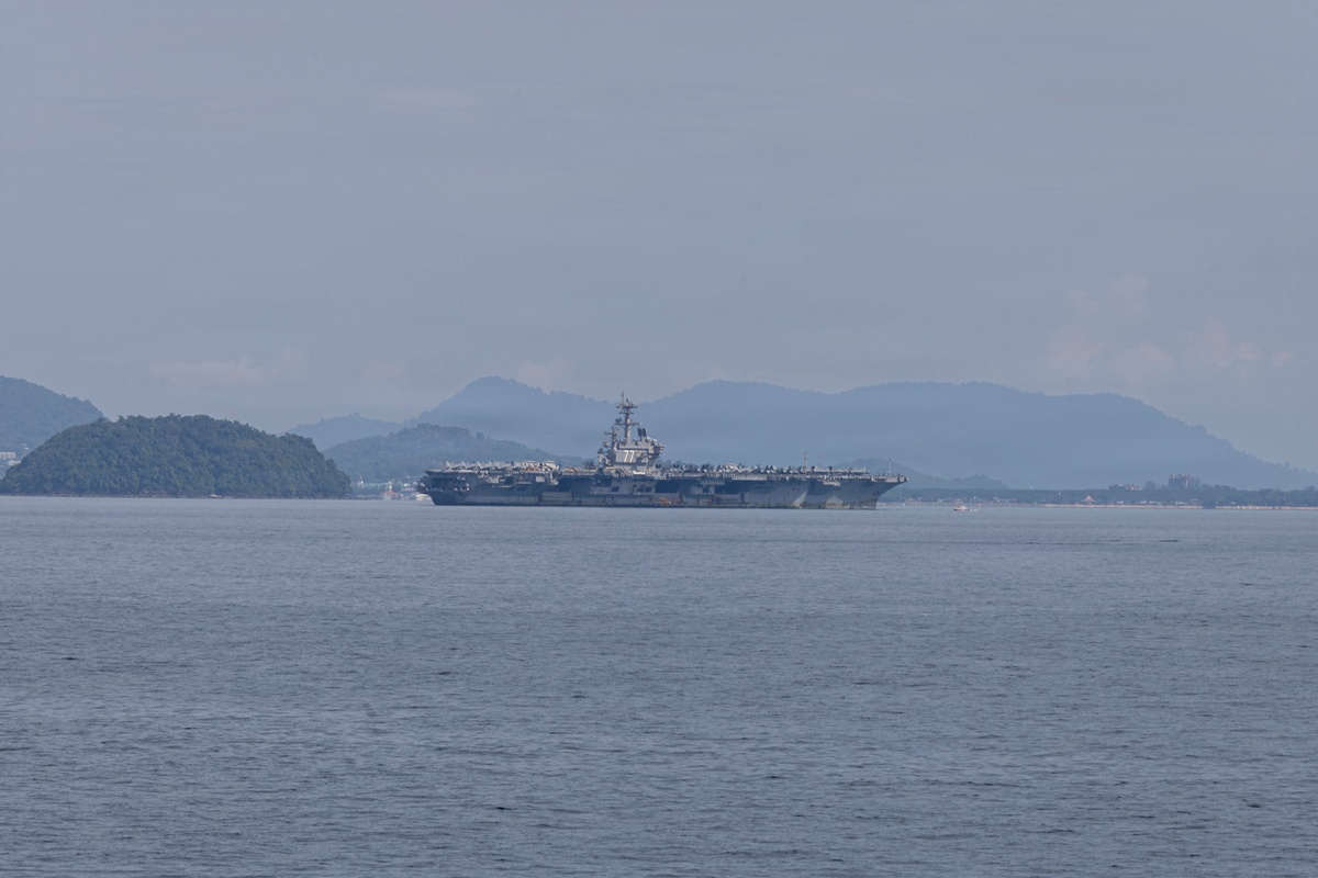 El USS George H.W. Bush llega a Tailandia tras 188 días en el mar; queda un solo portaaviones frente a Irán