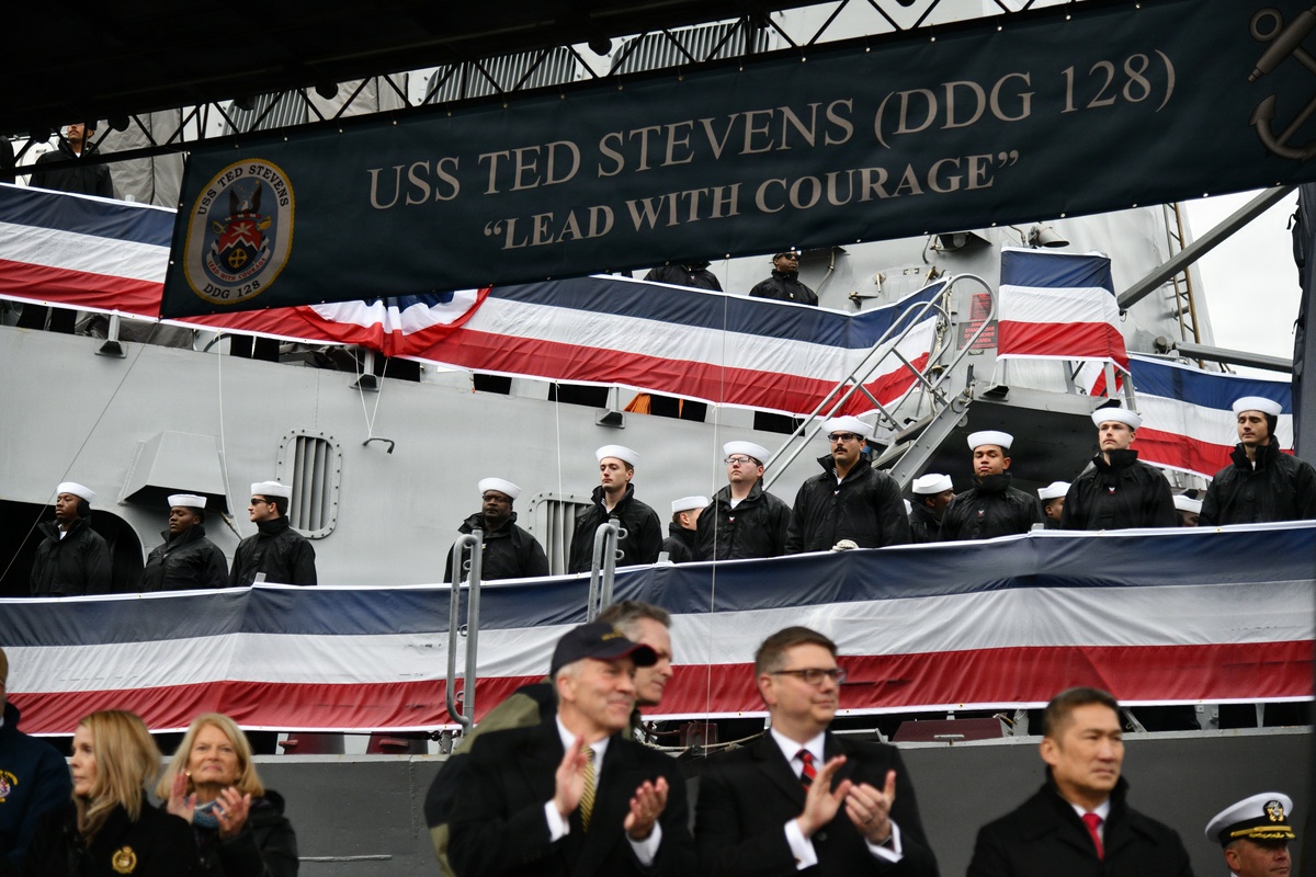 La Armada estadounidense incorporó su destructor más avanzado en una ceremonia en Alaska