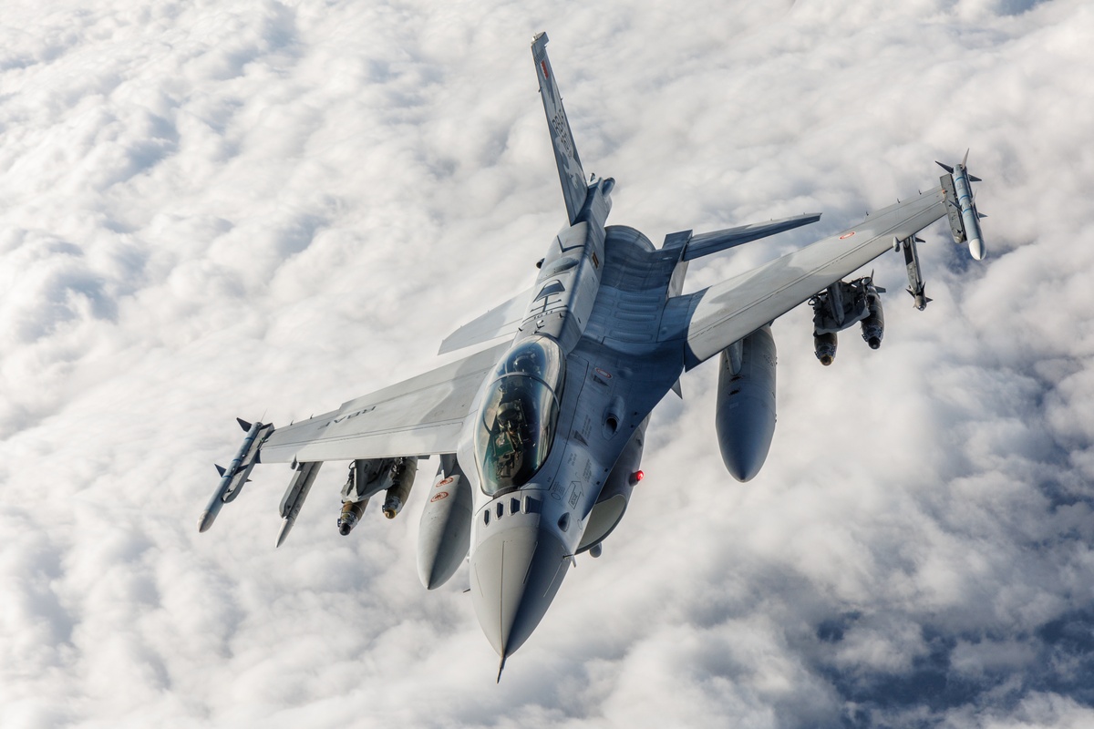 Perú pide fondos para una segunda tanda de 12 cazas F-16 Block 70, pero los tanques K2 quedan afuera del presupuesto 2027