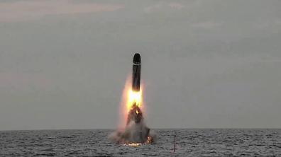 Francia probó por primera vez el misil nuclear M51.3 desde un submarino, con Macron mirando