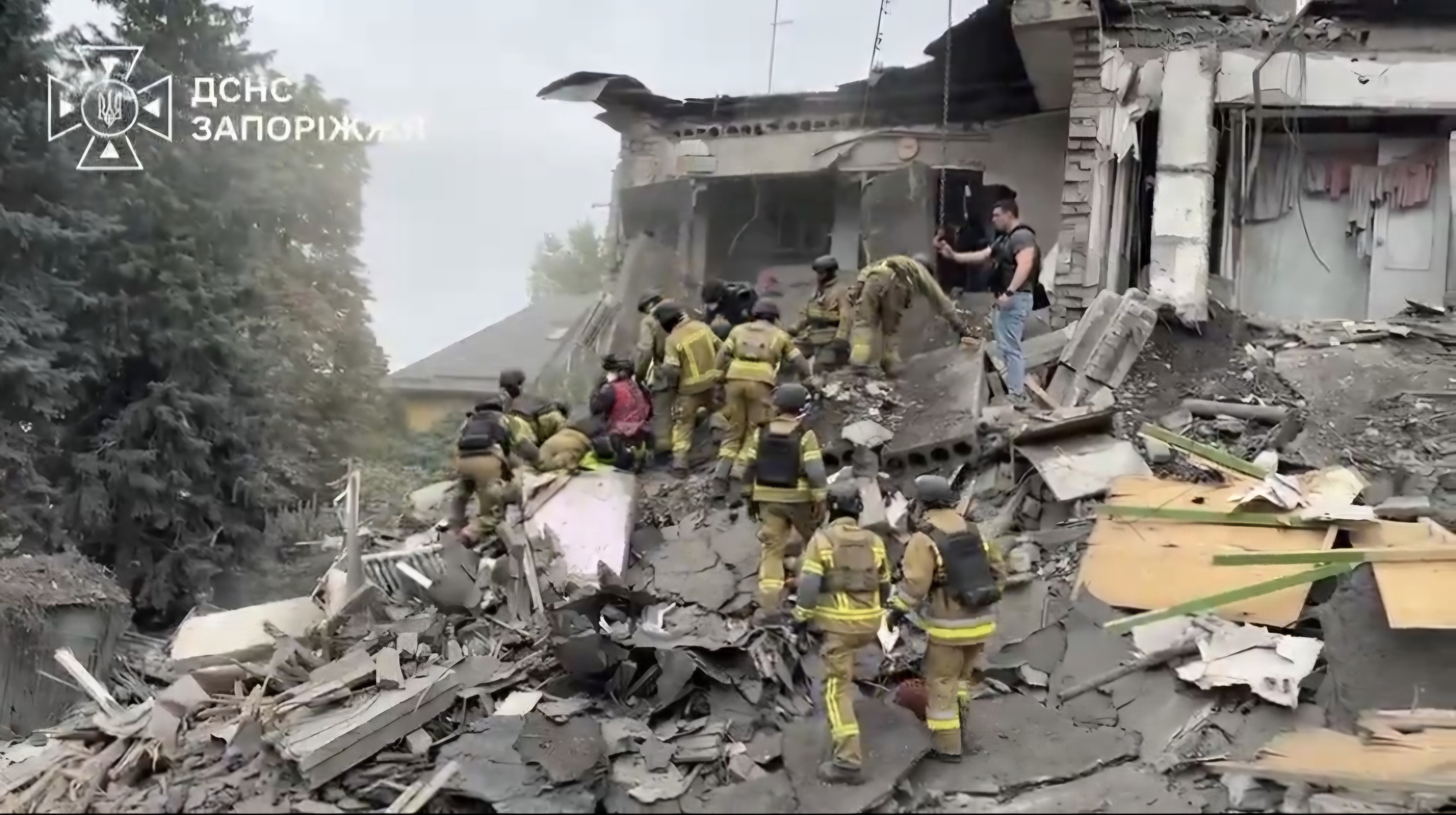 Un ataque ruso con bomba de planeo mató al menos 20 personas en Zaporizhzhia